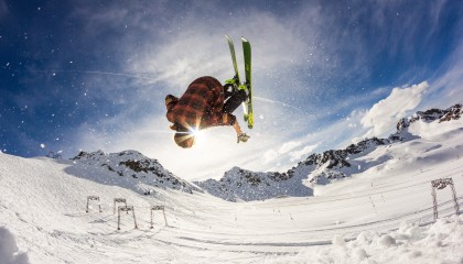 开云官网在线-全球F1粉丝共庆：赛季中最热闹的粉丝聚会，f1分站冠军最多的车手